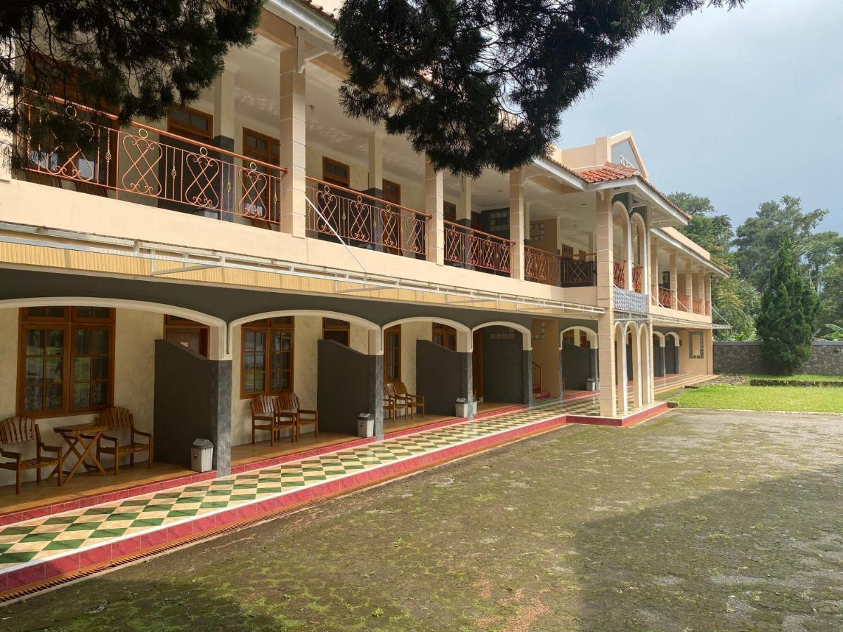 Hotel Puspa Sari Ciater Exterior photo