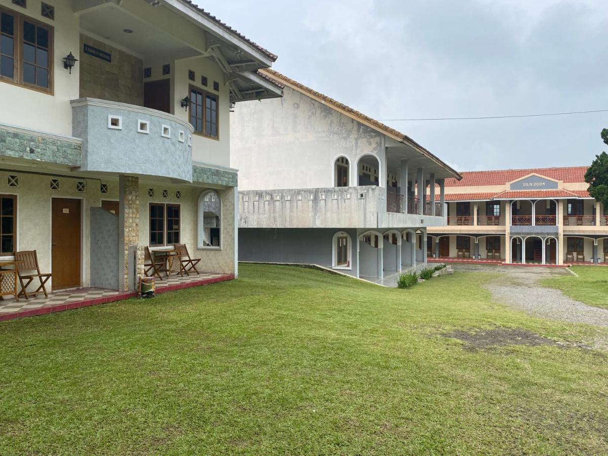 Hotel Puspa Sari Ciater Exterior photo